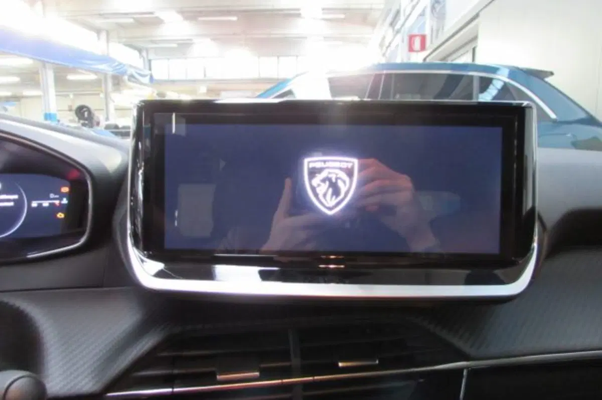 Peugeot 208 nuova a Milano (9)