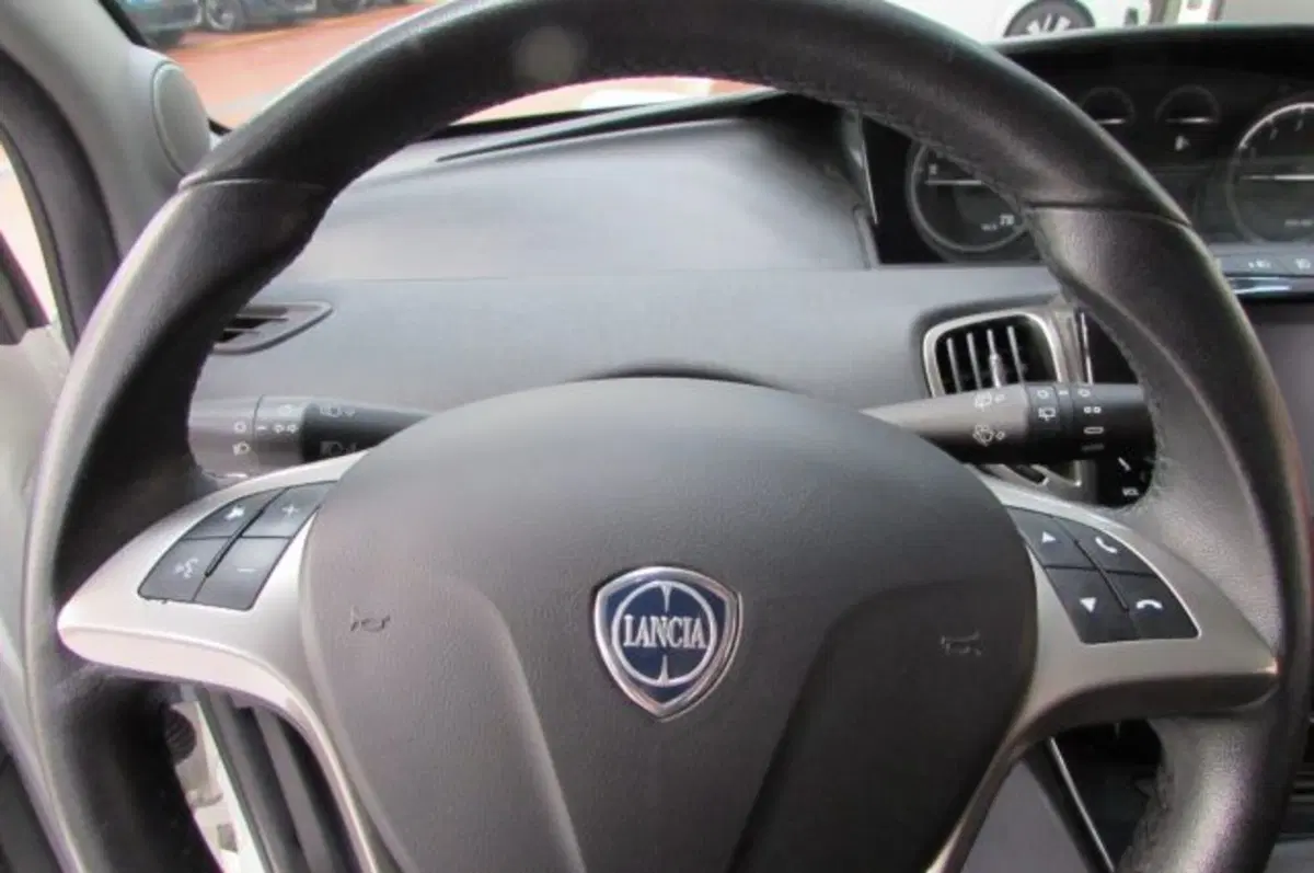 Lancia Ypsilon usata a Milano (11)