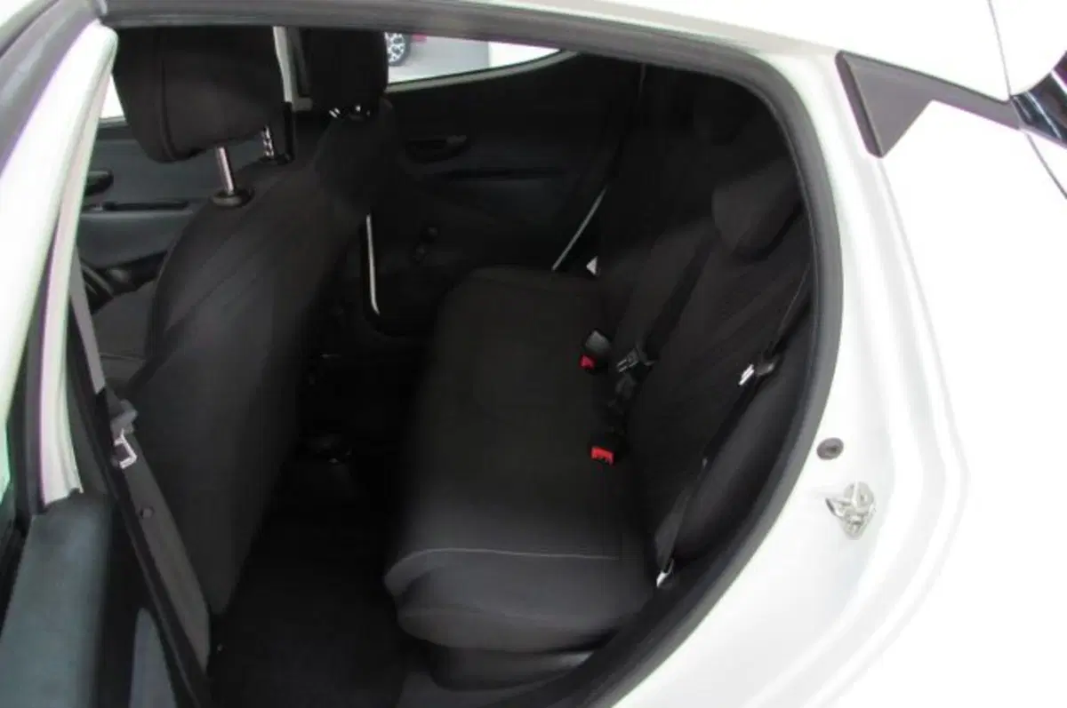 Lancia Ypsilon usata a Milano (12)