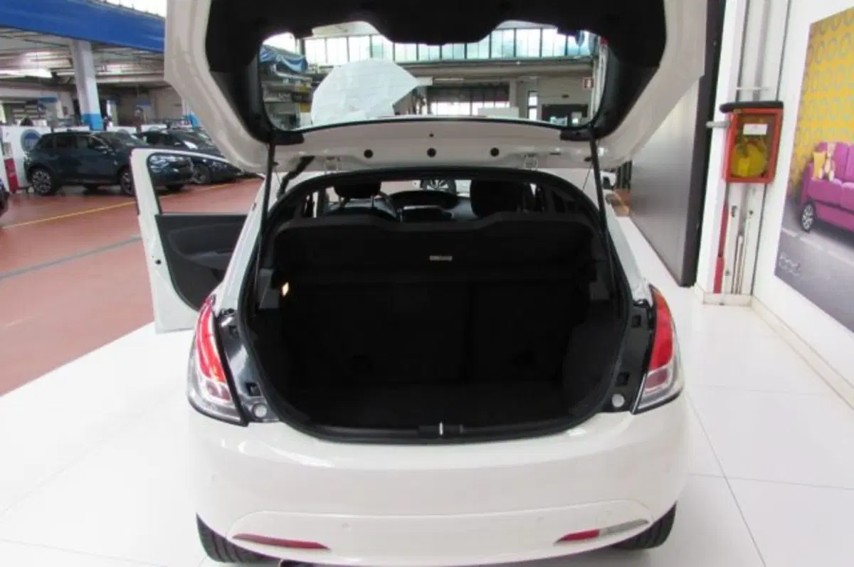 Lancia Ypsilon usata a Milano (13)