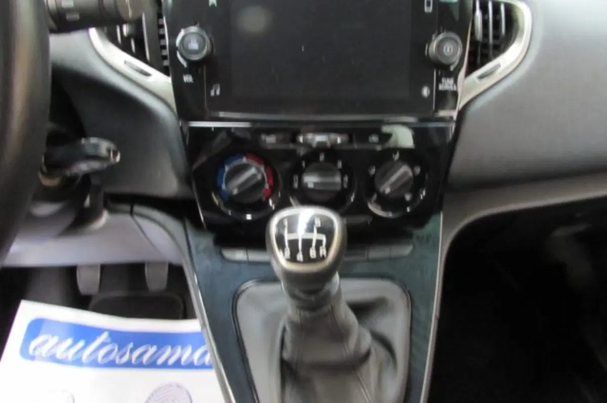 Lancia Ypsilon usata a Milano (9)