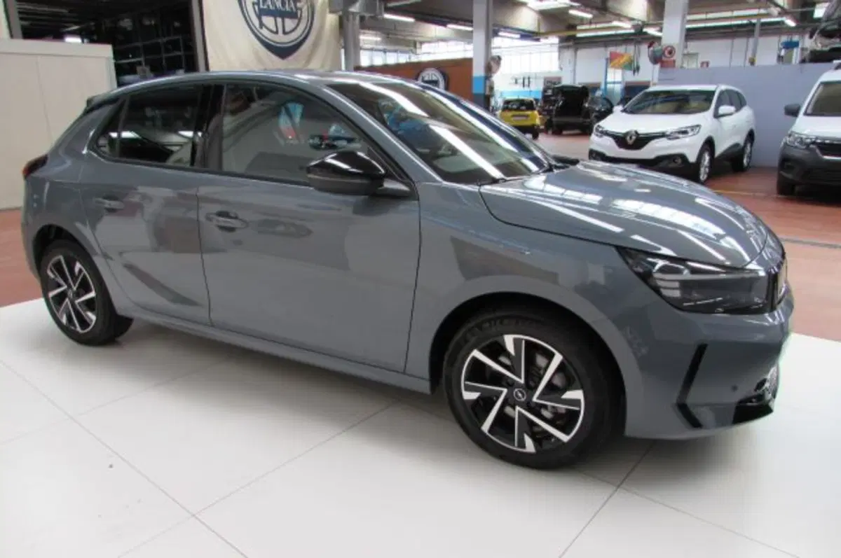 Opel Corsa nuova a Milano (2)