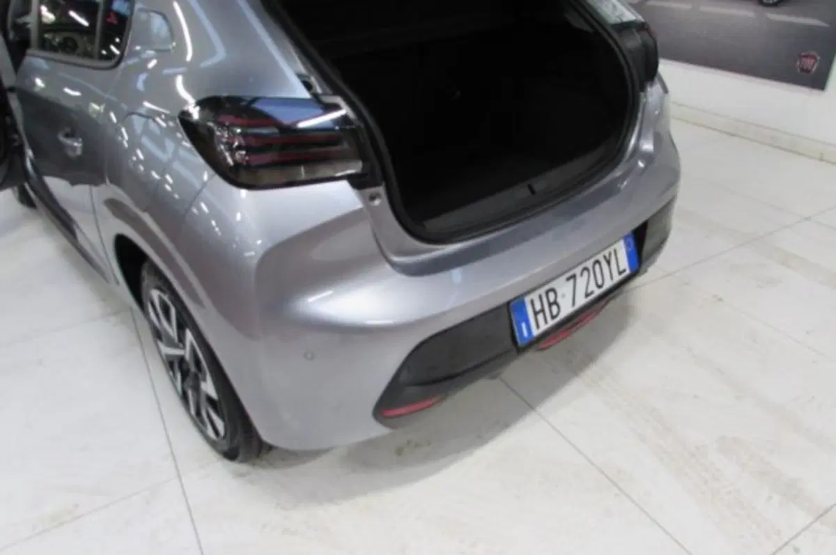 Peugeot 208 nuova a Milano (14)