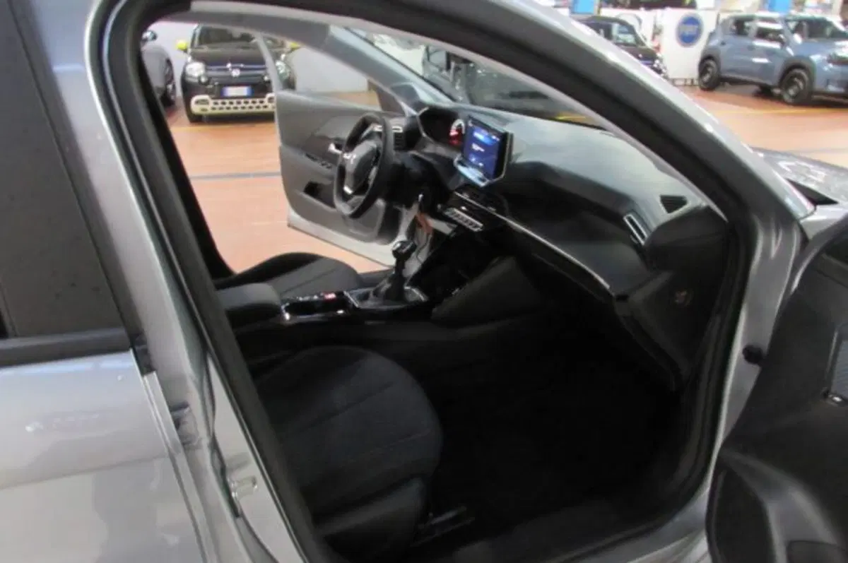 Peugeot 208 nuova a Milano (15)
