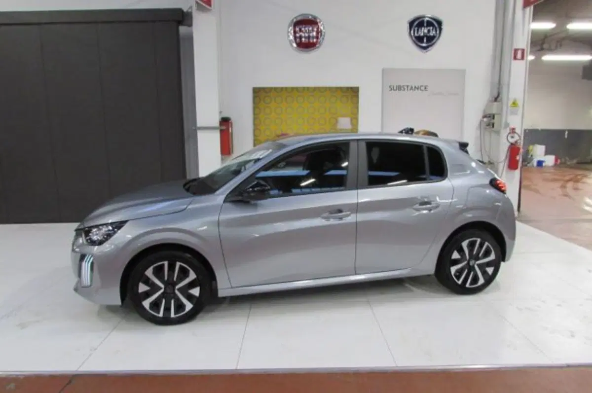 Peugeot 208 nuova a Milano (4)