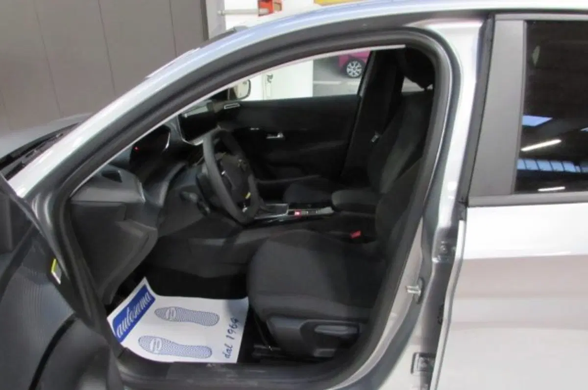 Peugeot 208 nuova a Milano (6)