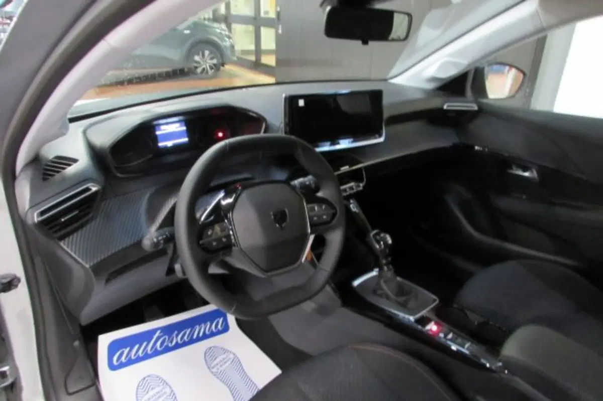 Peugeot 208 nuova a Milano (7)