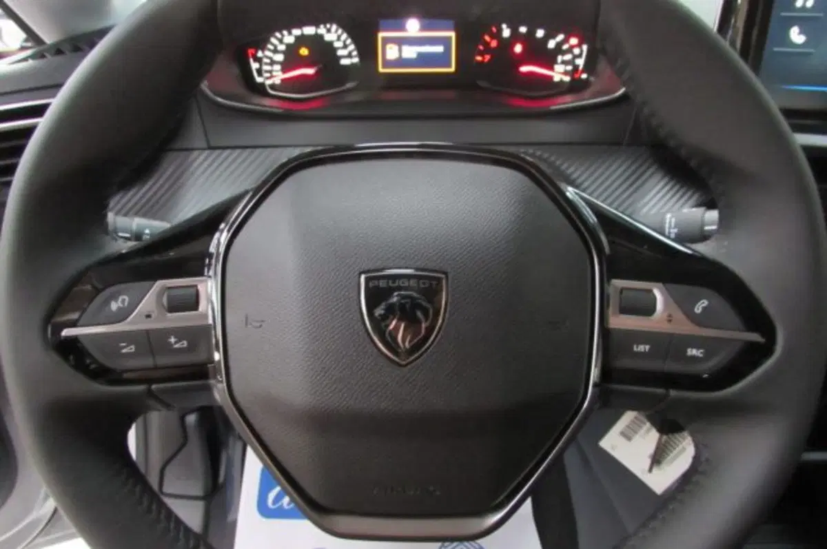 Peugeot 208 nuova a Milano (10)