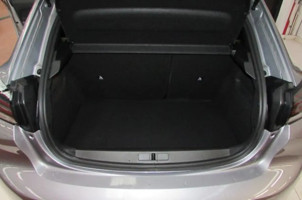 Peugeot 208 nuova a Milano (13)