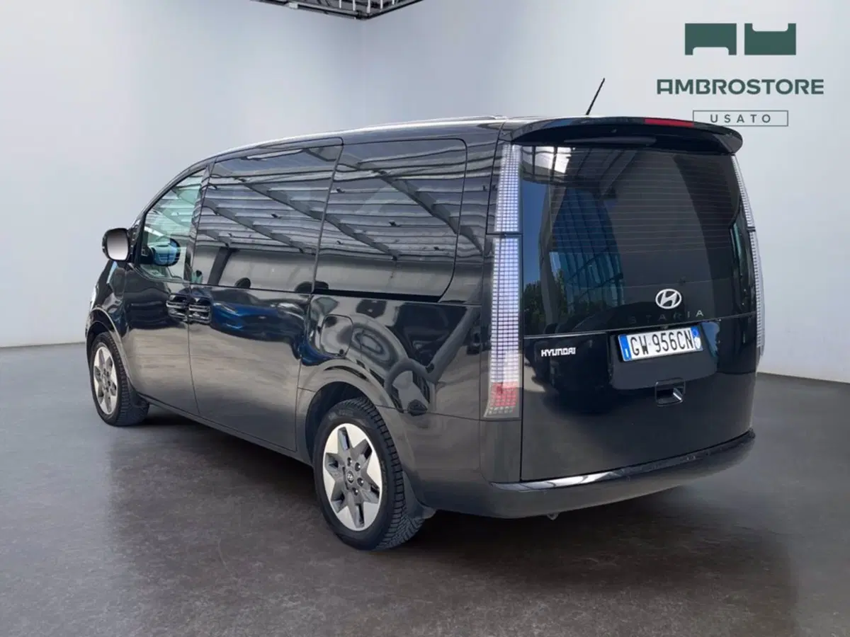 Hyundai Staria usata a Milano (3)