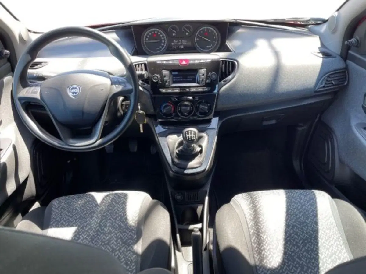 Lancia Ypsilon usata a Ancona (11)