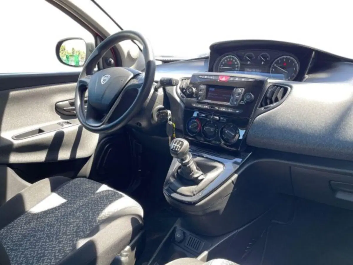 Lancia Ypsilon usata a Ancona (15)
