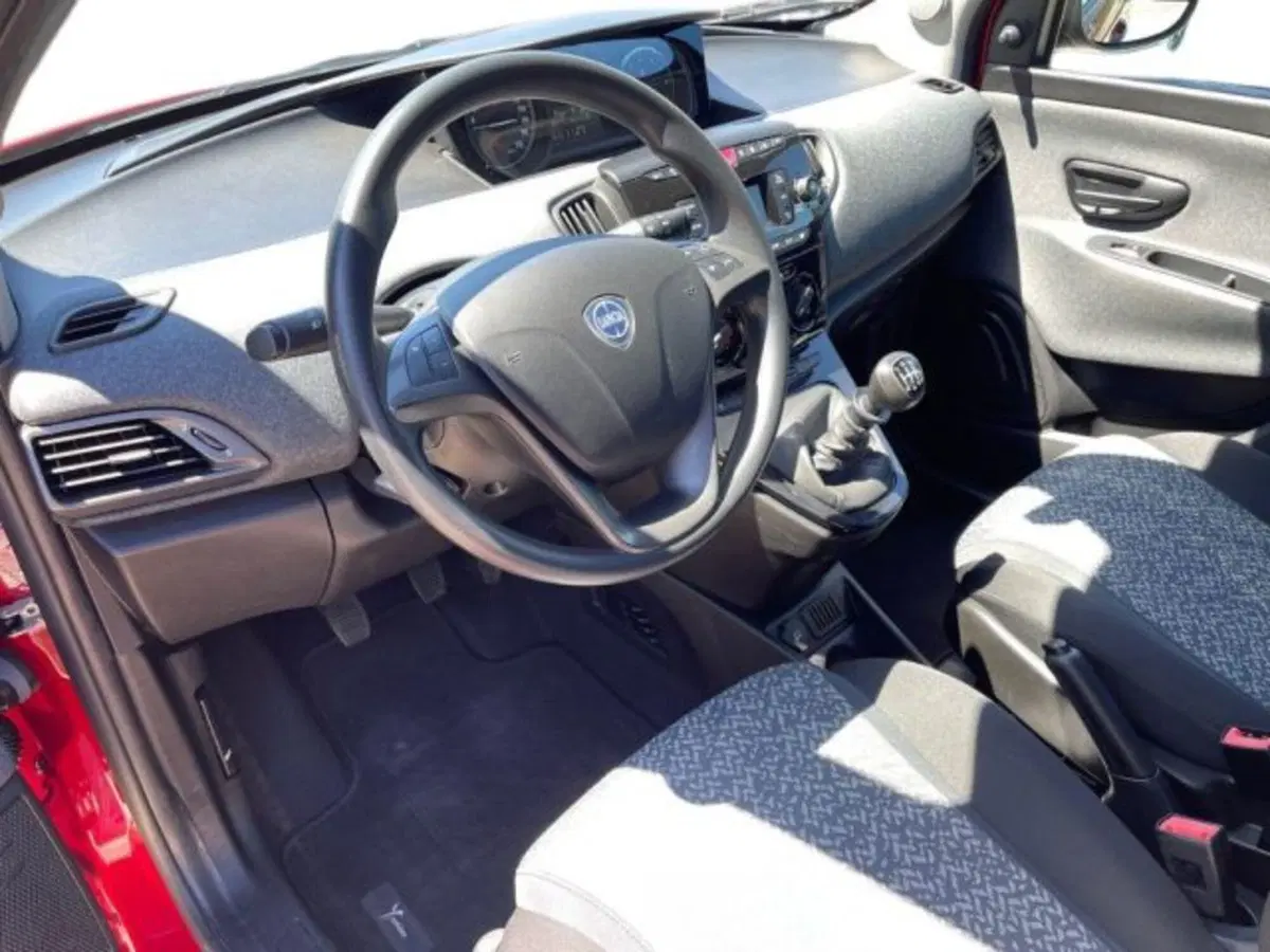 Lancia Ypsilon usata a Ancona (9)