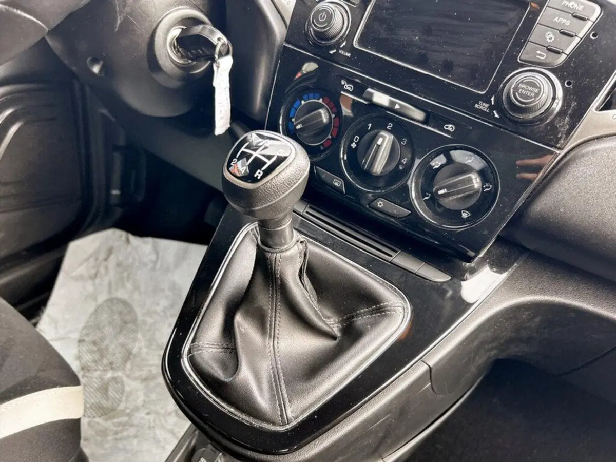 Lancia Ypsilon usata a Piacenza (12)