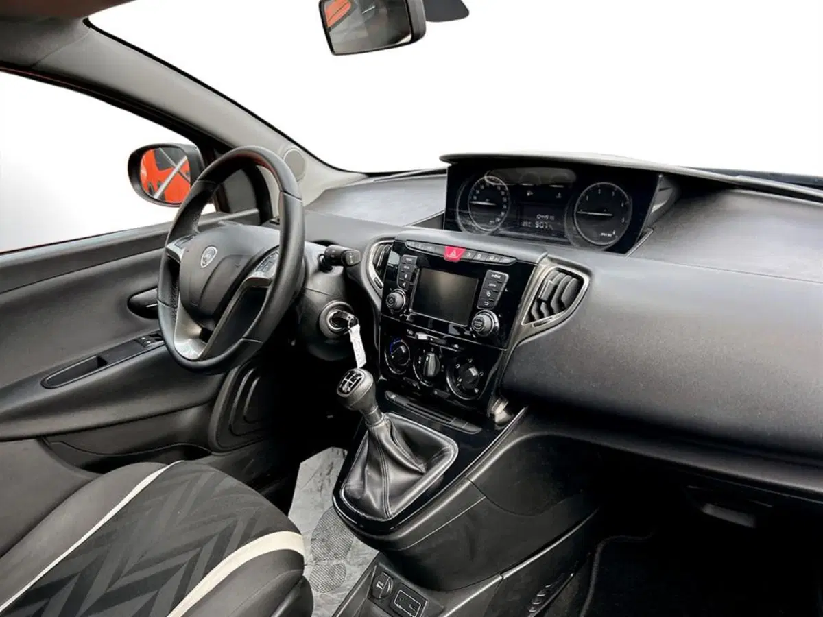 Lancia Ypsilon usata a Piacenza (8)