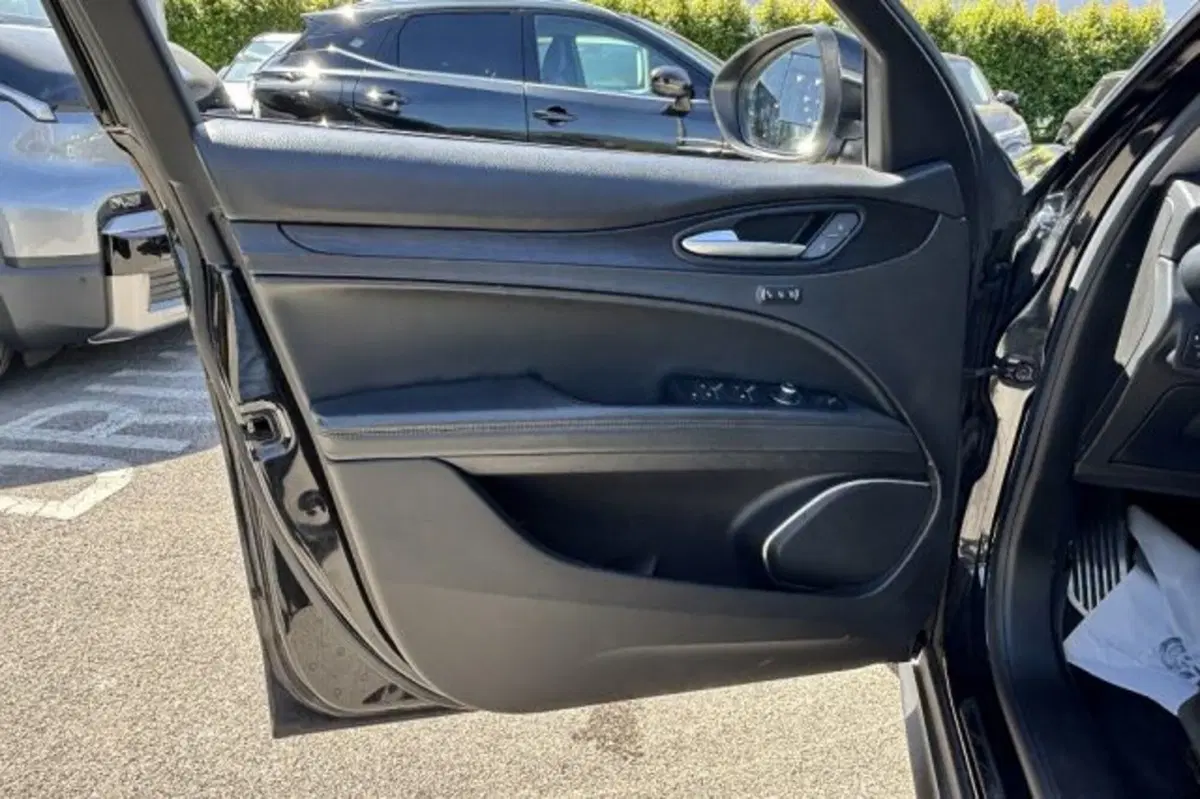 Alfa Romeo Stelvio usata a Latina (12)