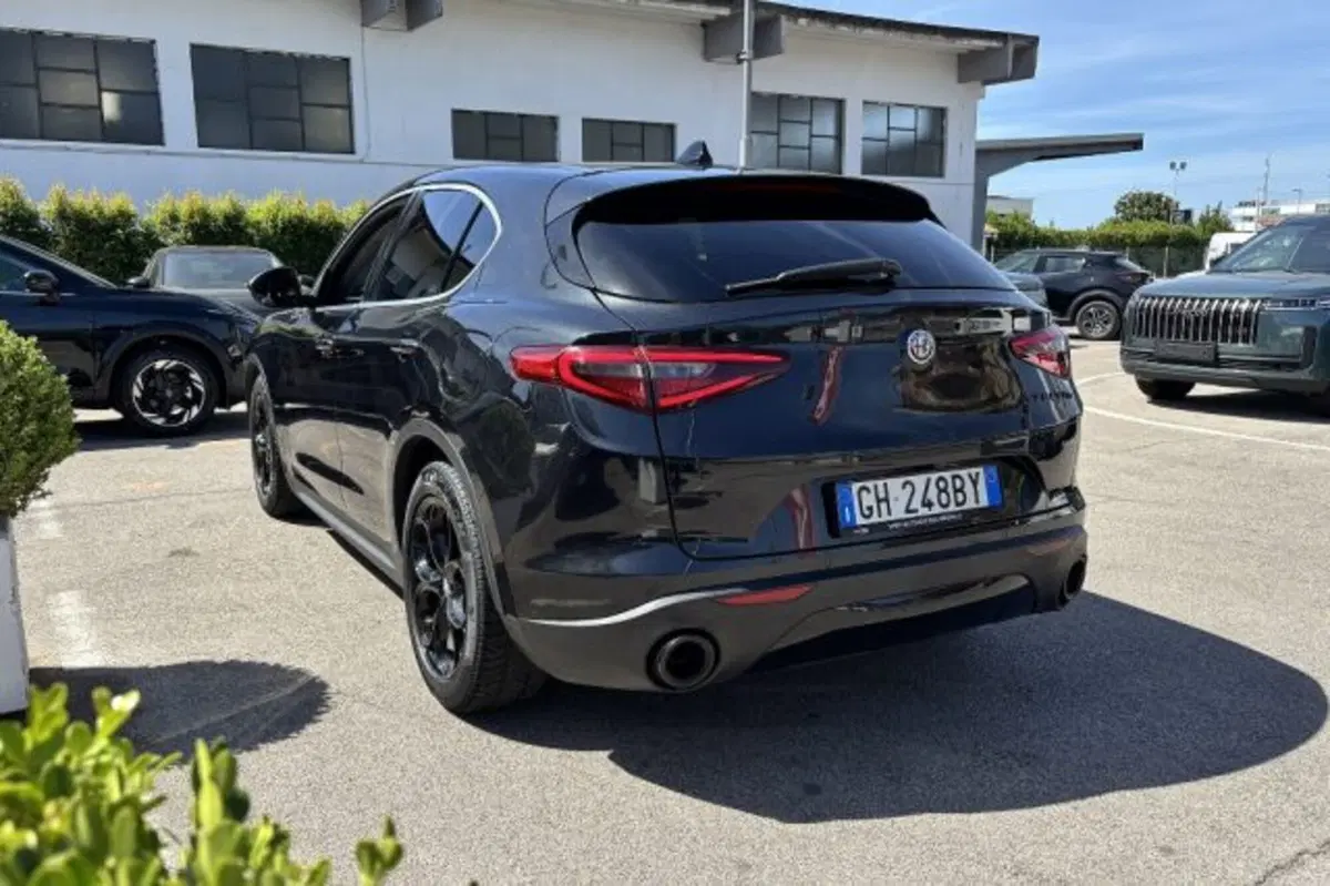 Alfa Romeo Stelvio usata a Latina (5)