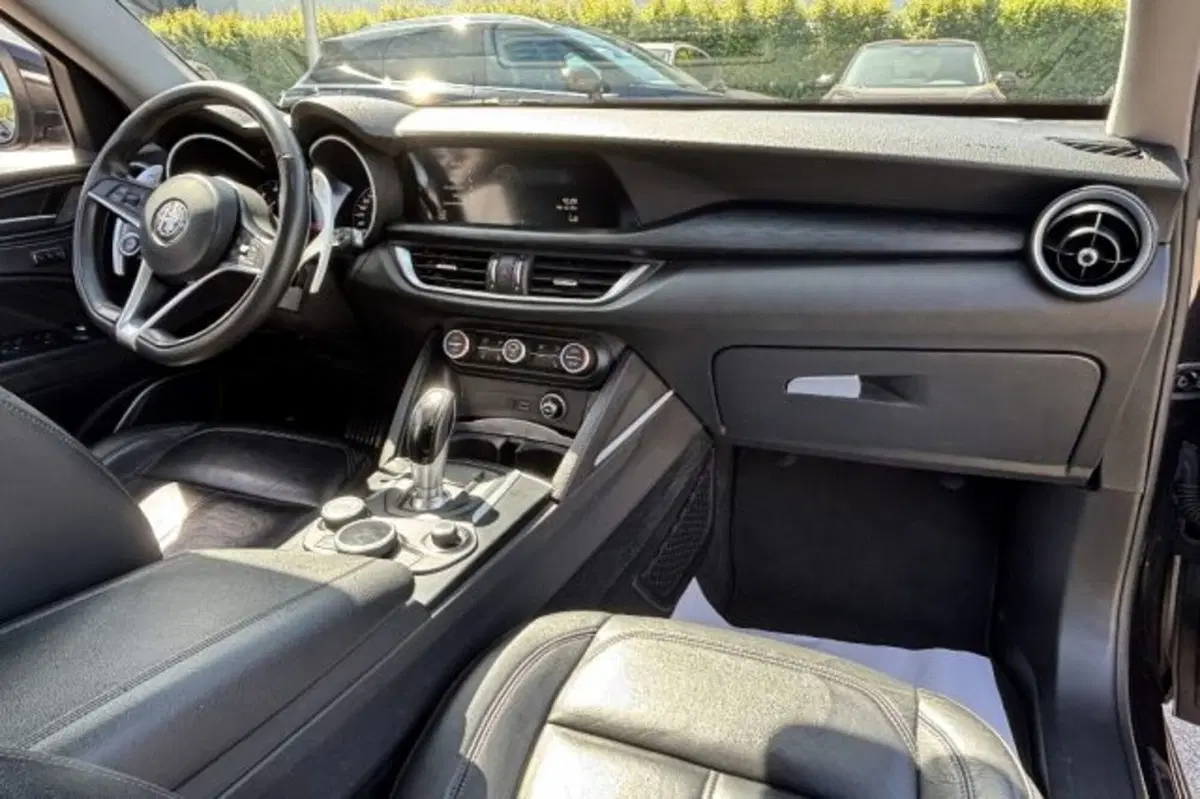Alfa Romeo Stelvio usata a Latina (9)
