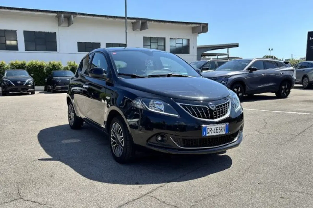 Lancia Ypsilon usata a Latina