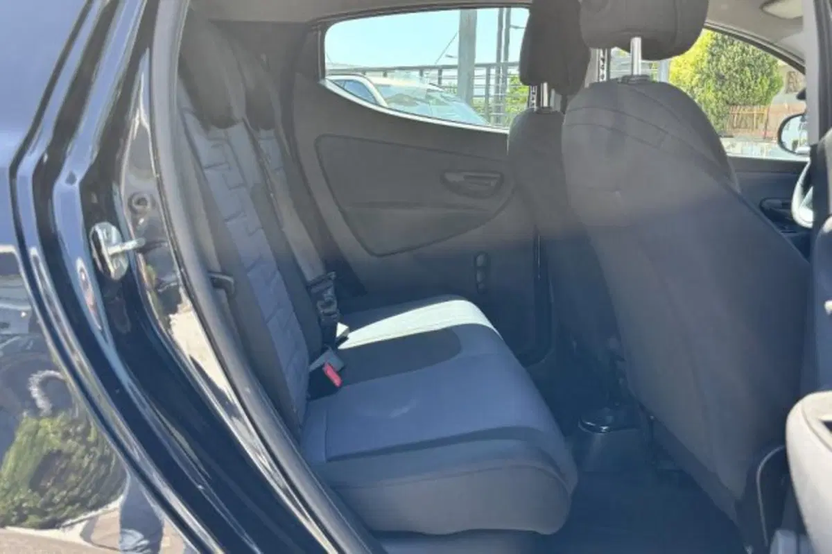 Lancia Ypsilon usata a Latina (10)