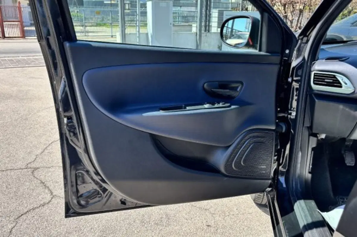 Lancia Ypsilon usata a Latina (12)