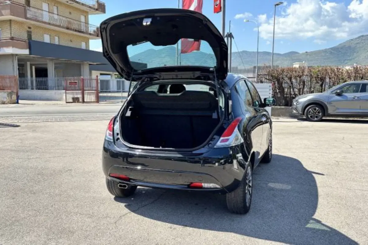 Lancia Ypsilon usata a Latina (7)