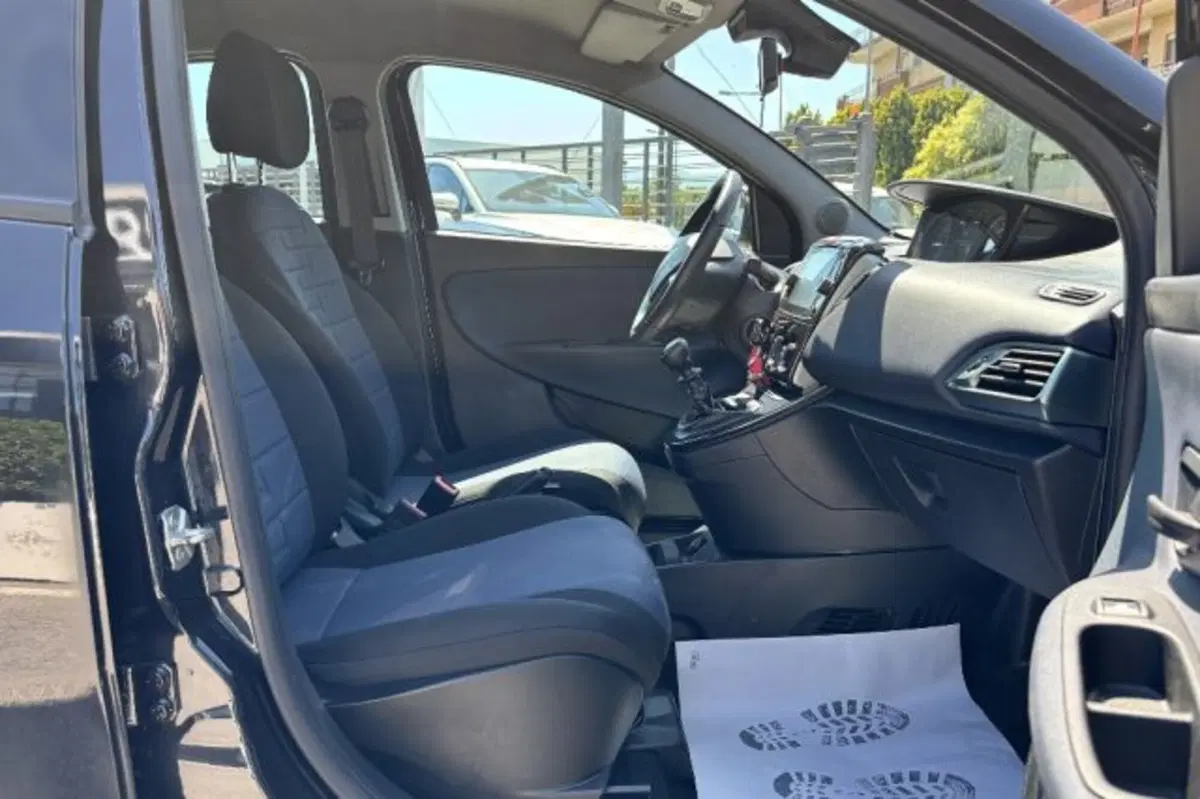 Lancia Ypsilon usata a Latina (8)