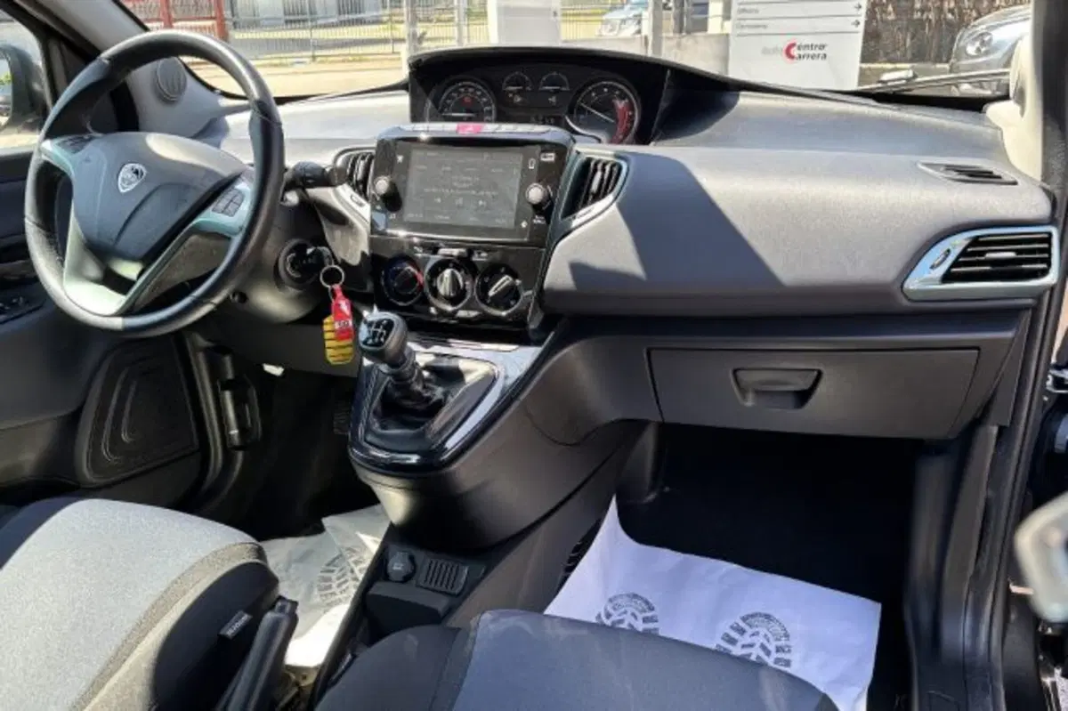 Lancia Ypsilon usata a Latina (9)