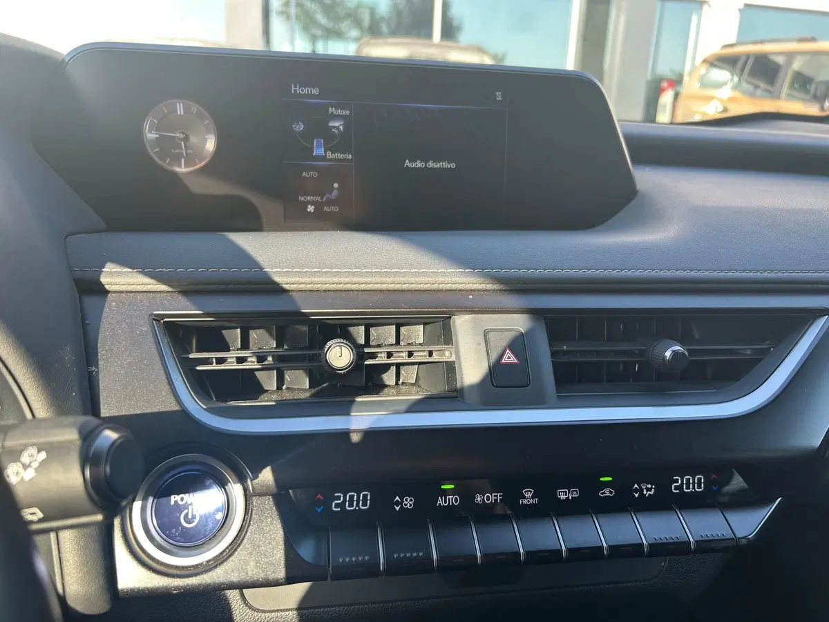 Lexus UX usata a Piacenza (15)