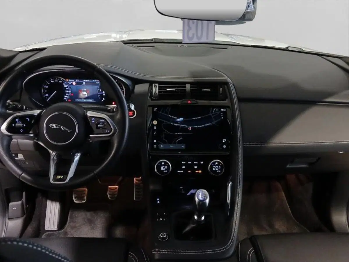 Jaguar E-Pace usata a Genova (13)