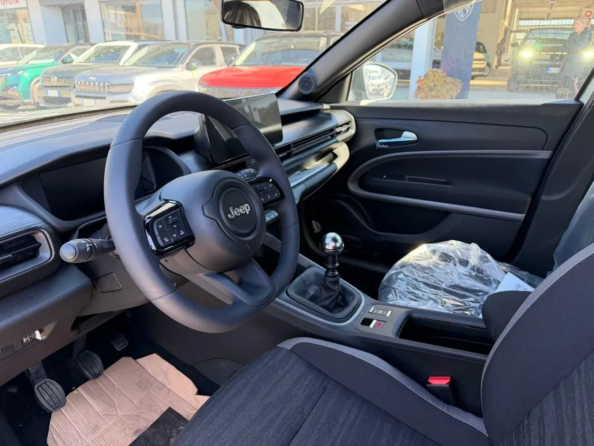 Jeep Avenger nuova a Frosinone (12)