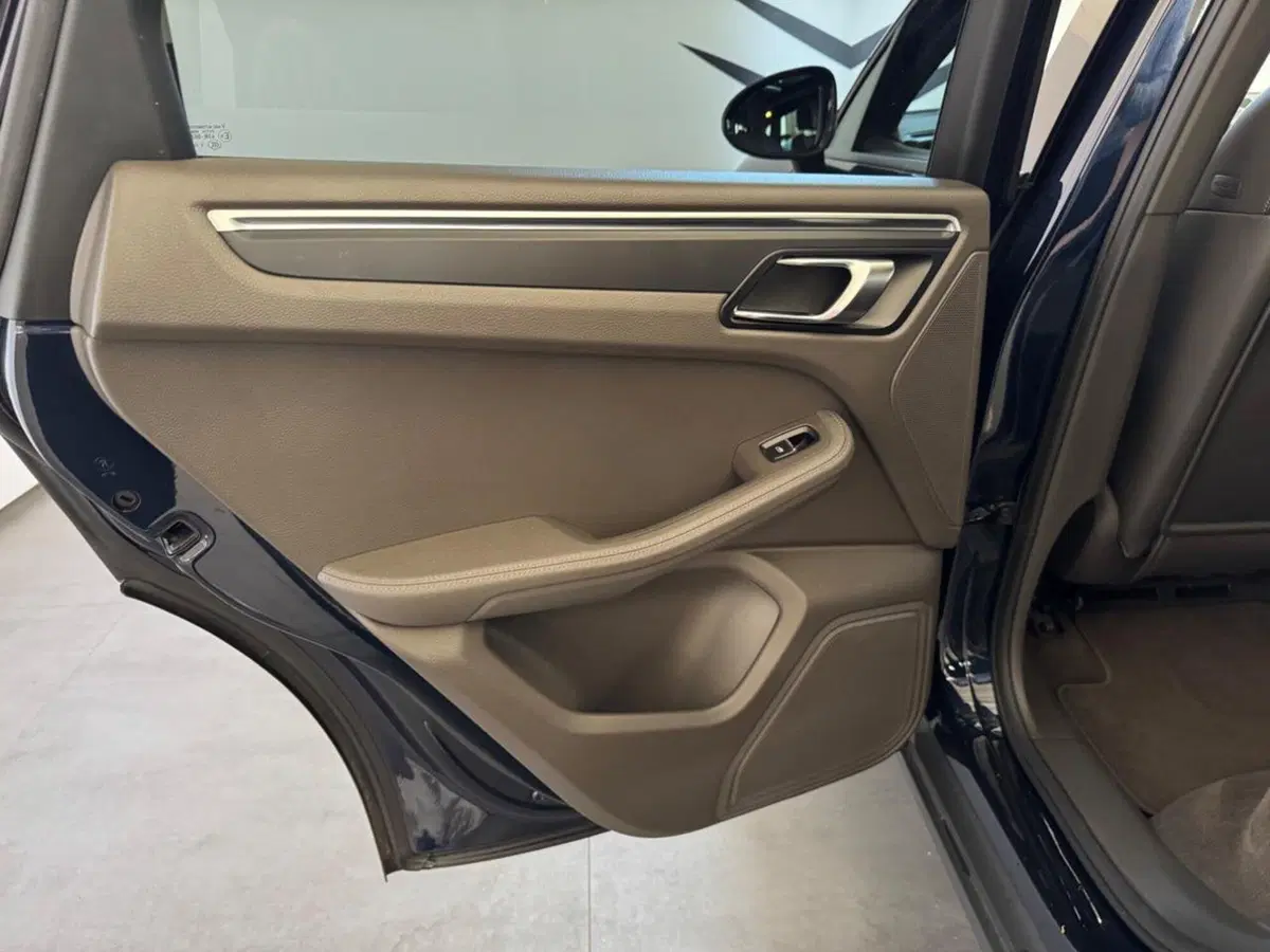 Porsche Macan usata a Varese (18)