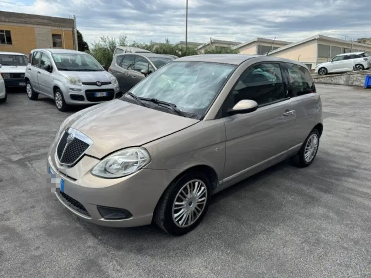 Lancia Ypsilon usata a Macerata