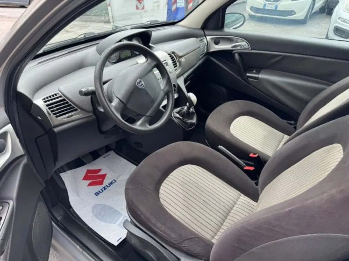 Lancia Ypsilon usata a Macerata (8)