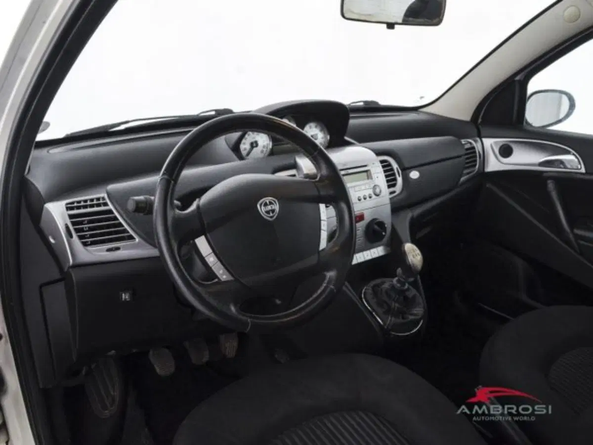 Lancia Ypsilon usata a Perugia (8)