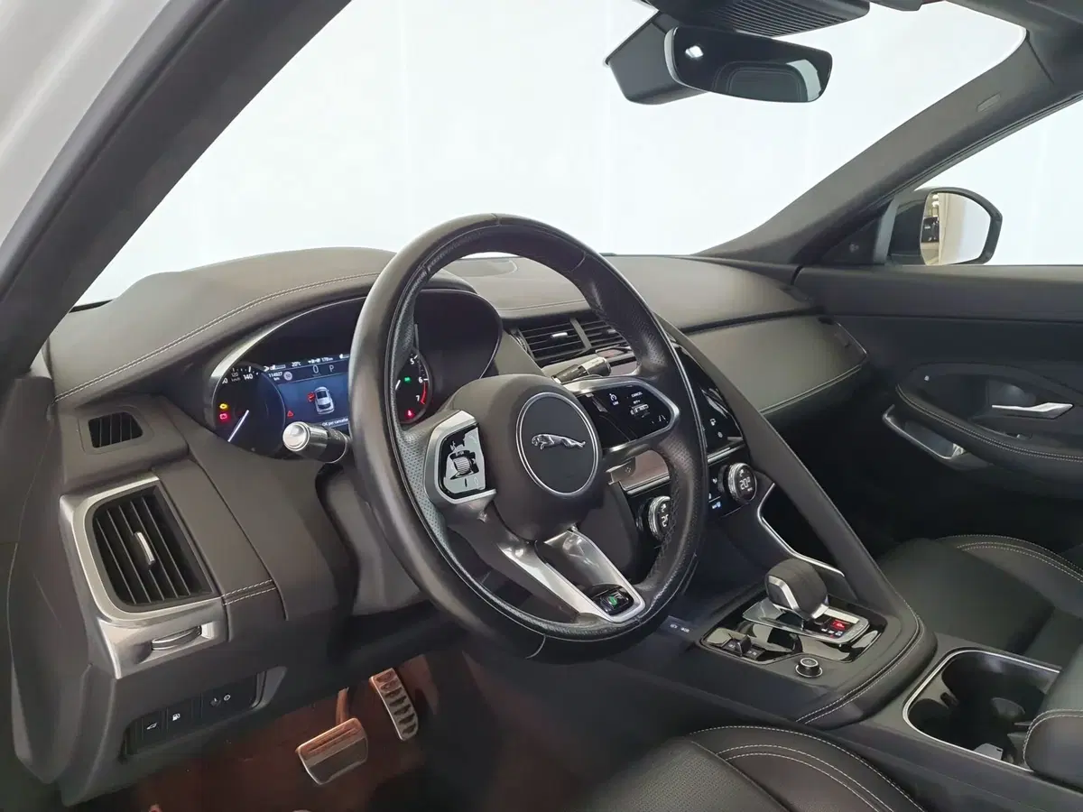 Jaguar E-Pace usata a Monza e Brianza (17)