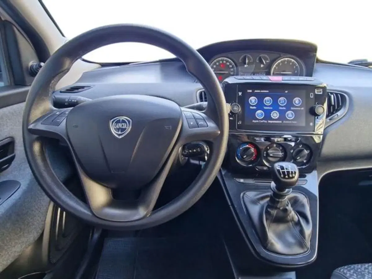 Lancia Ypsilon usata a Salerno (10)