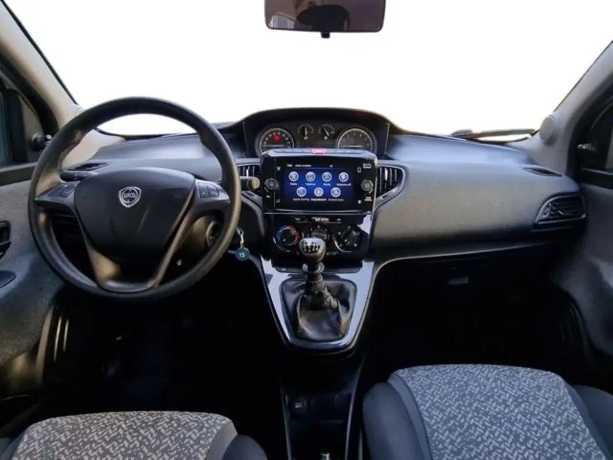 Lancia Ypsilon usata a Salerno (12)