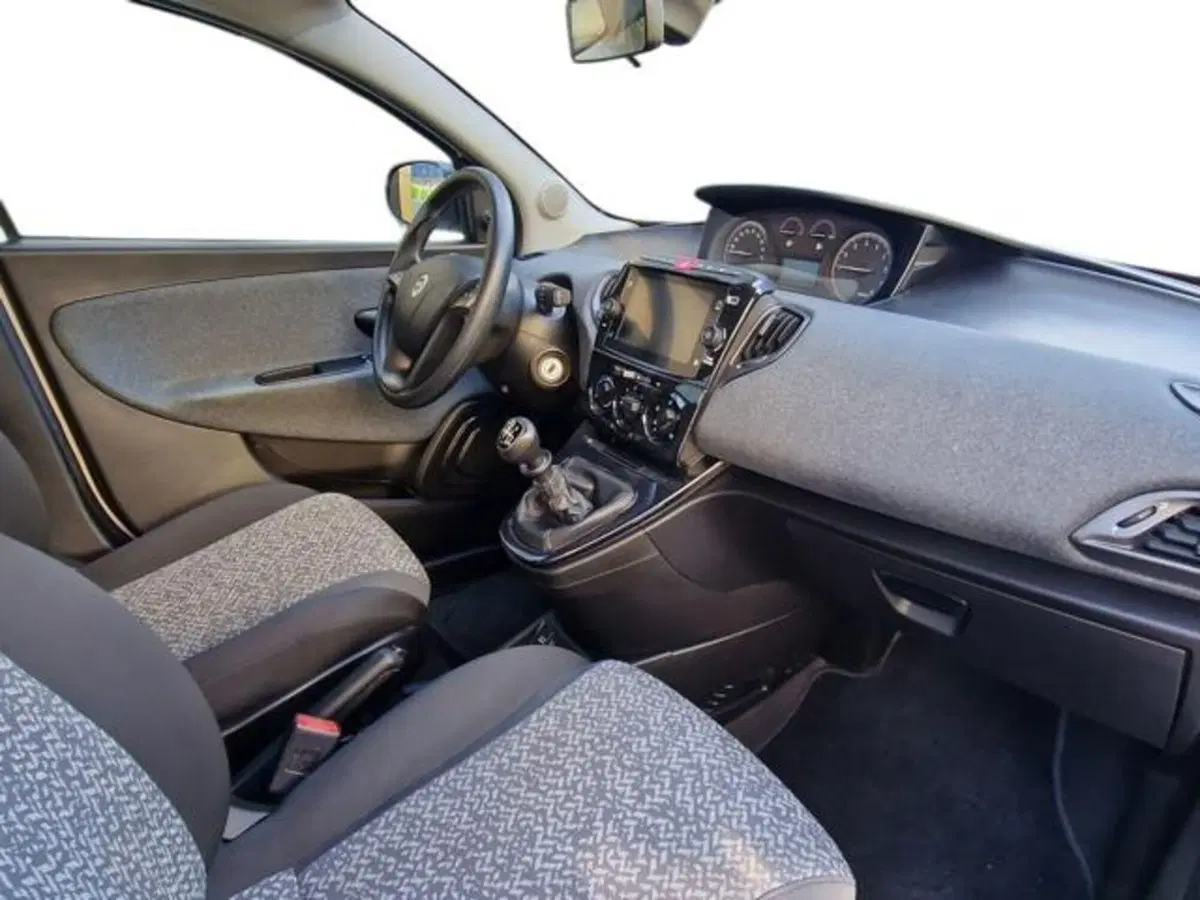Lancia Ypsilon usata a Salerno (13)
