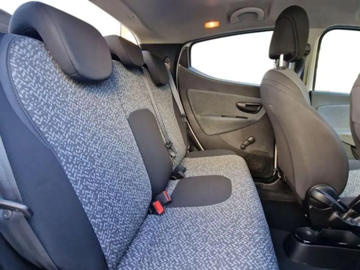Lancia Ypsilon usata a Salerno (14)