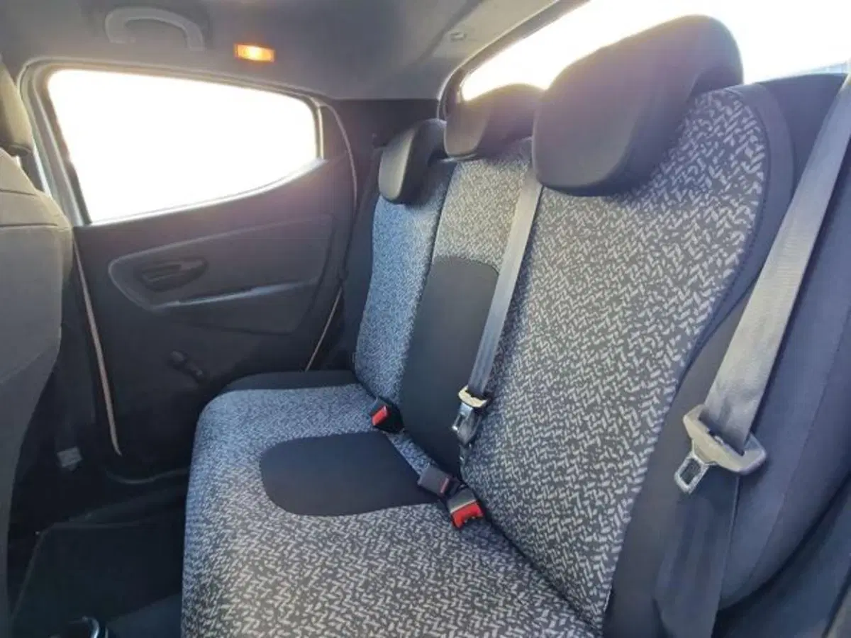 Lancia Ypsilon usata a Salerno (15)