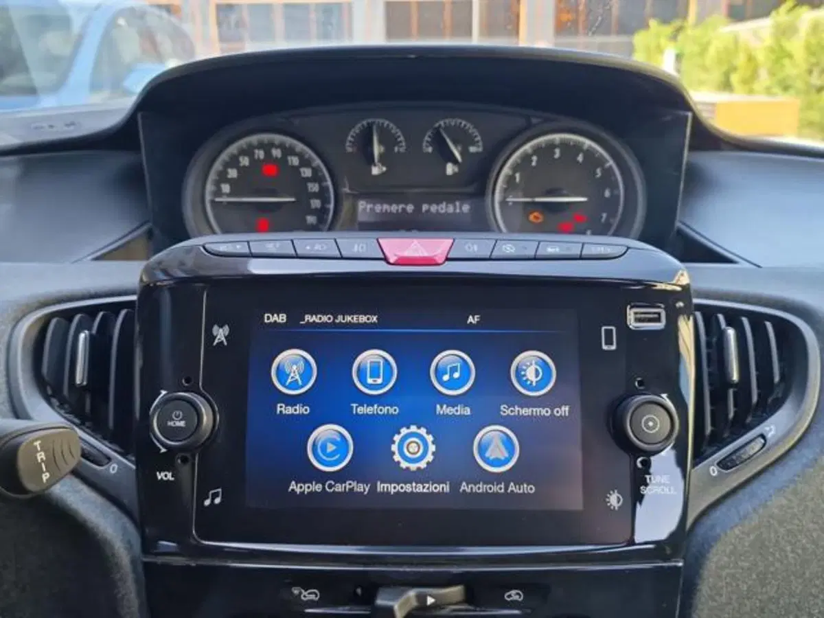 Lancia Ypsilon usata a Salerno (16)