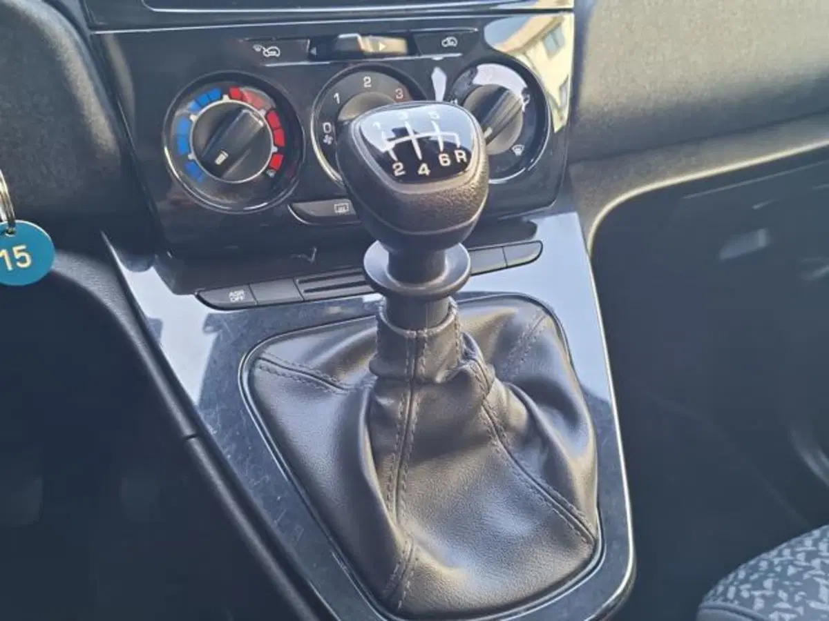 Lancia Ypsilon usata a Salerno (17)