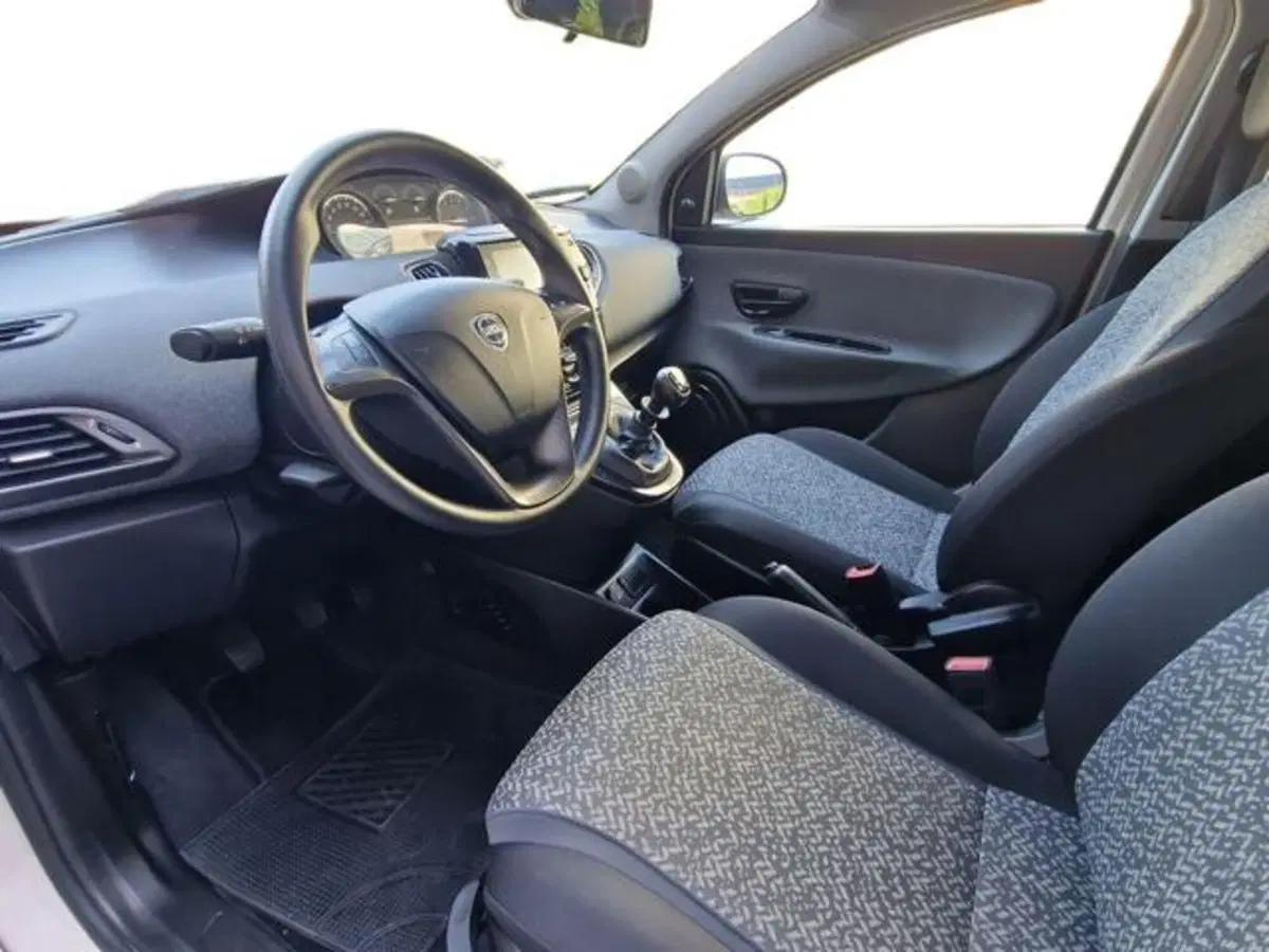 Lancia Ypsilon usata a Salerno (9)