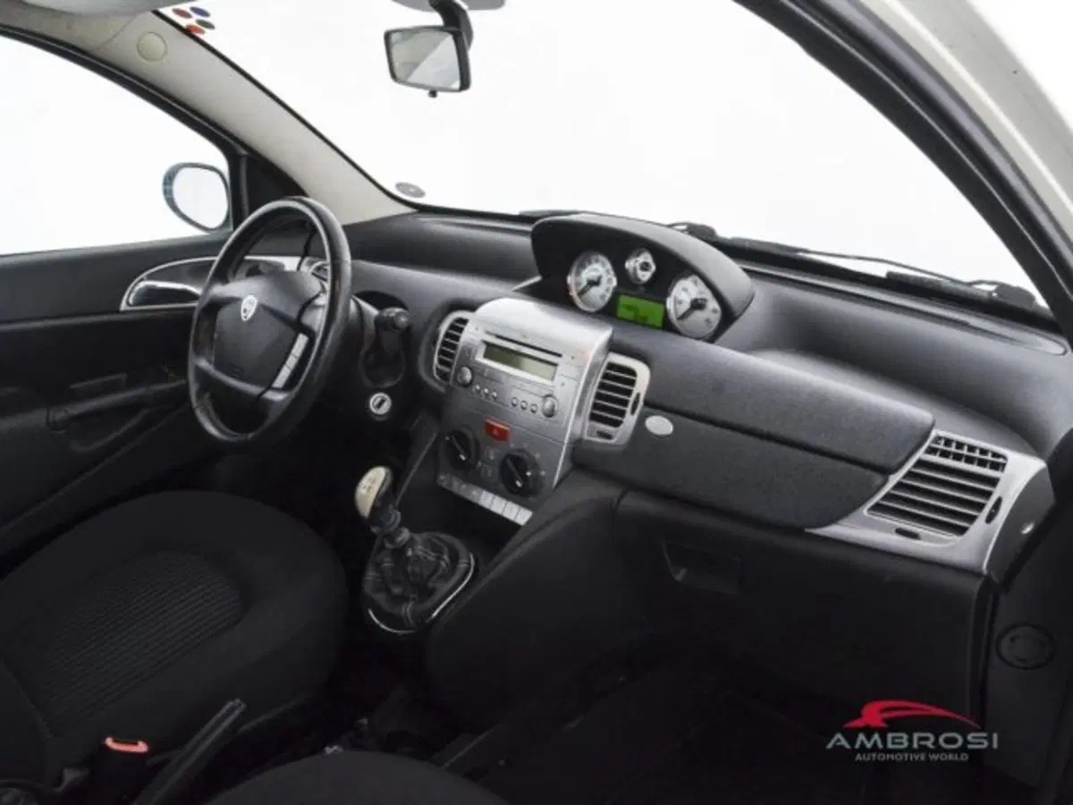 Lancia Ypsilon usata a Perugia (12)