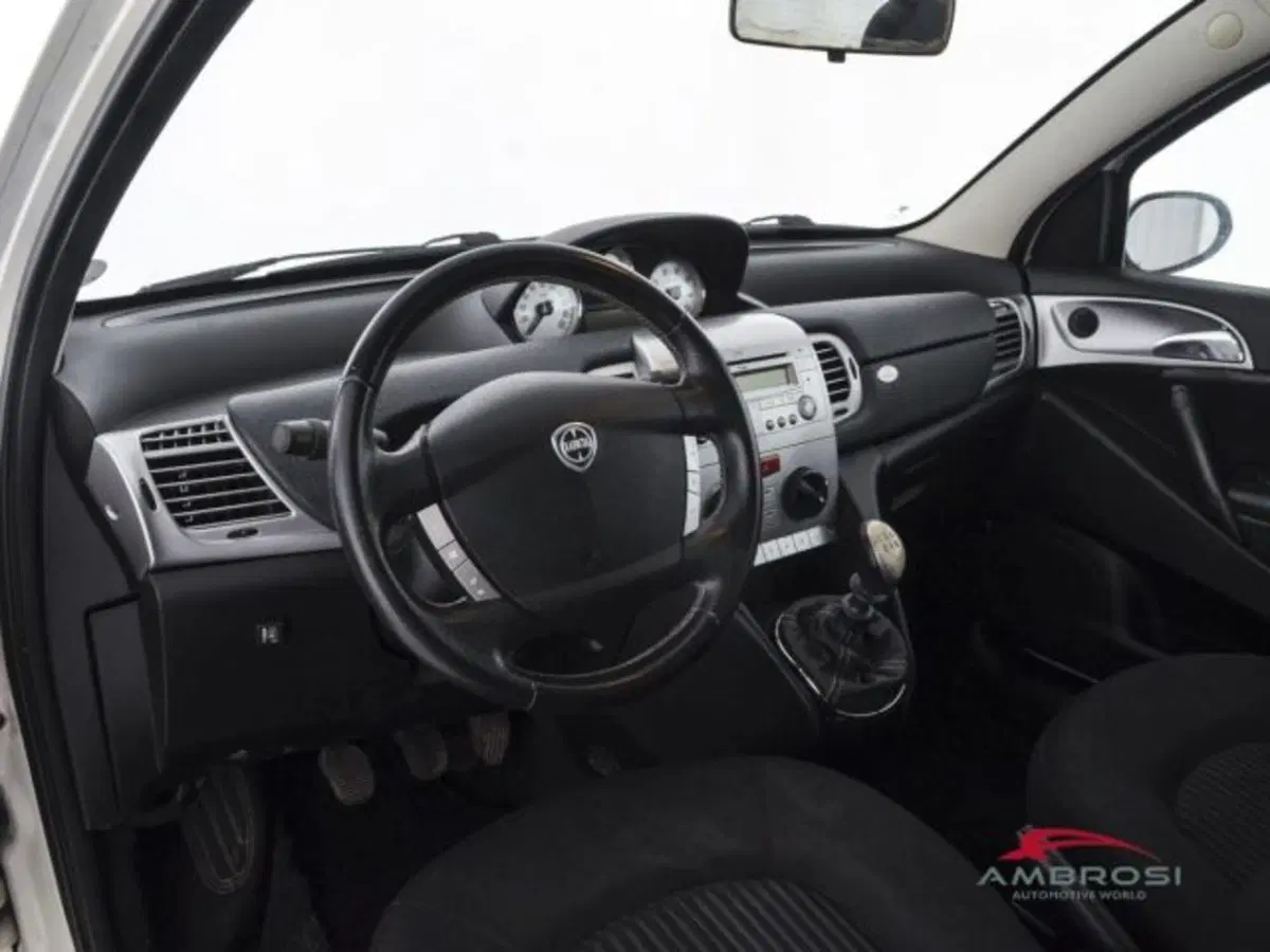 Lancia Ypsilon usata a Perugia (8)