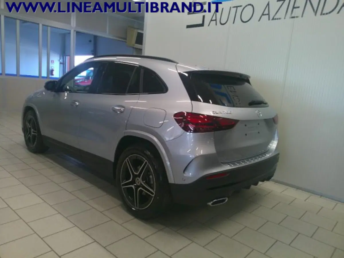Mercedes-Benz GLA SUV nuova a Piacenza (8)