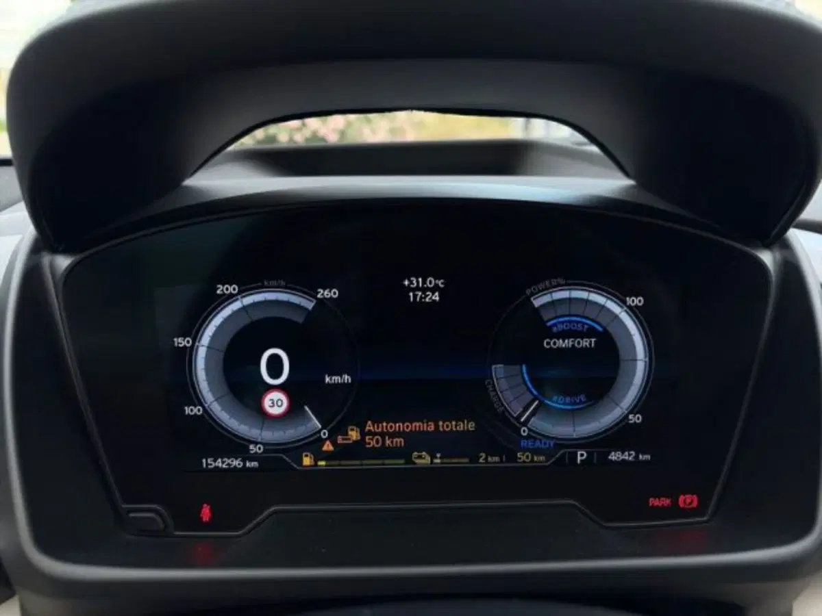 BMW i8 Coupé usata a Lecce (13)