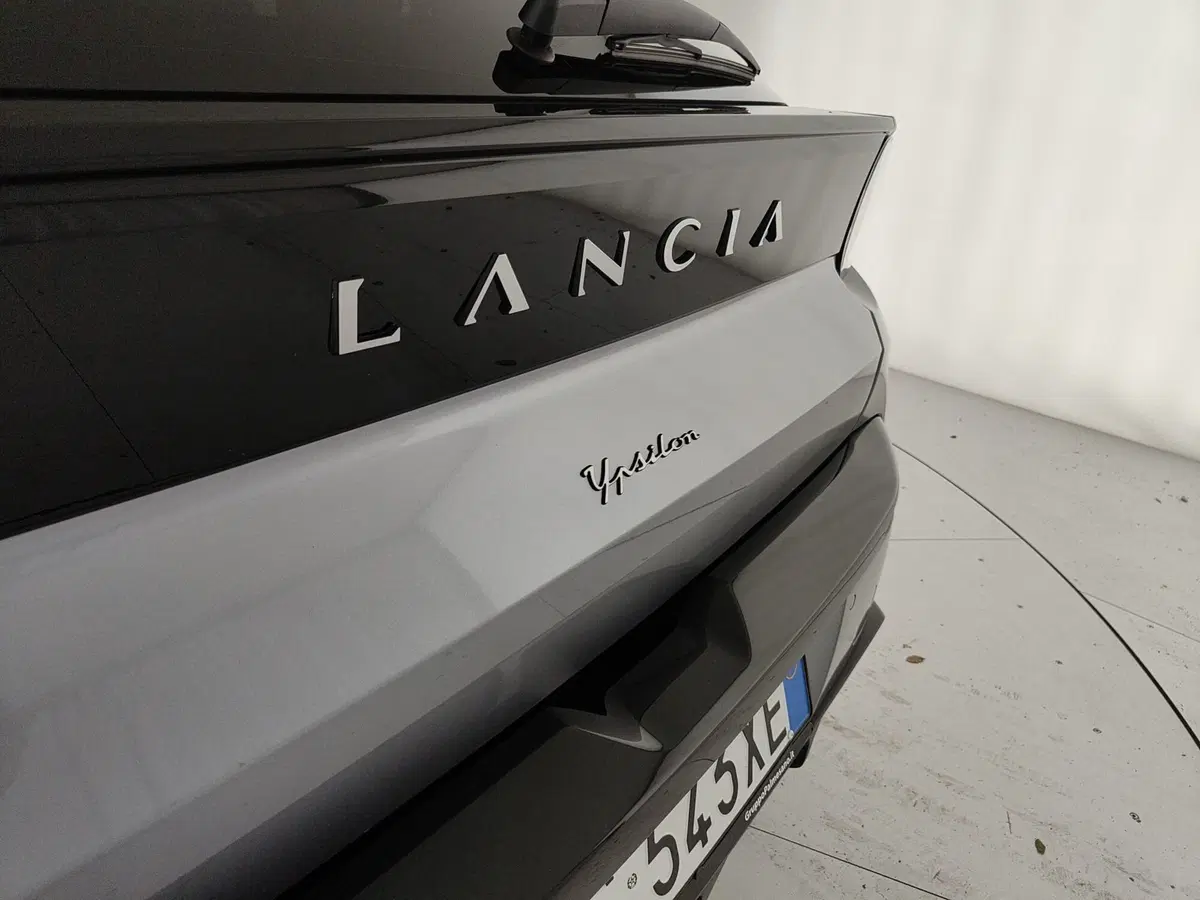Lancia Ypsilon nuova a Caserta (10)