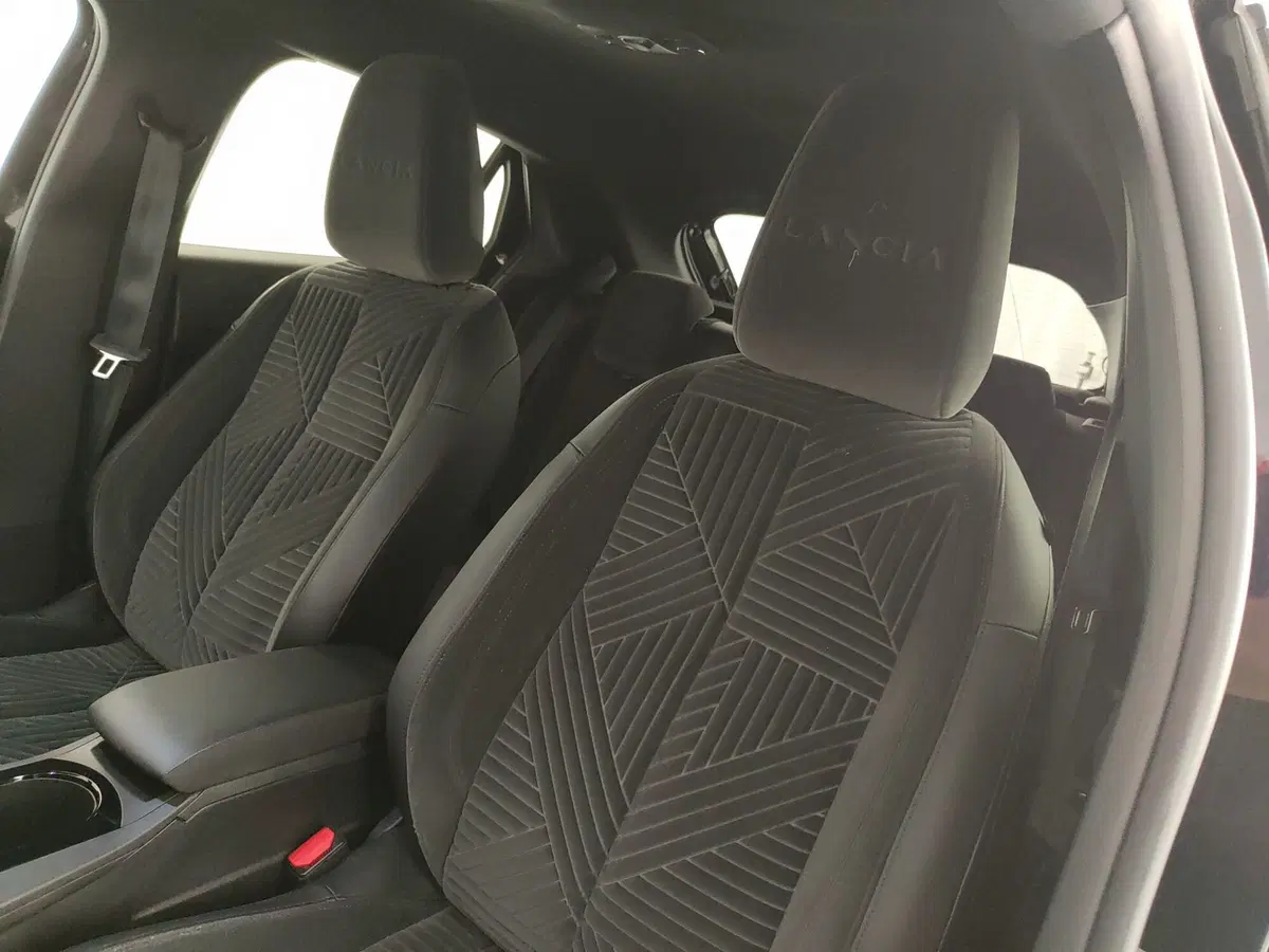 Lancia Ypsilon usata a Caserta (18)